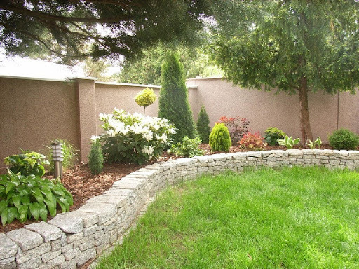Wunderschöner-Garten-angelegt-von-Aannemersbedrijf-Peelen-mit-üppigen-Pflanzen-bunten-Blumen-und-gut-gepflegtem-Rasen-perfekt-für-Entspannung-und-Erholung